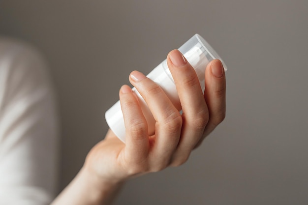 Crème huidverzorging handen Close-up vrouw met crème voor handen Vrouw handcrème aan te brengen Meisje met tube met huidverzorgingsproduct Uitzicht vanaf de voorkant