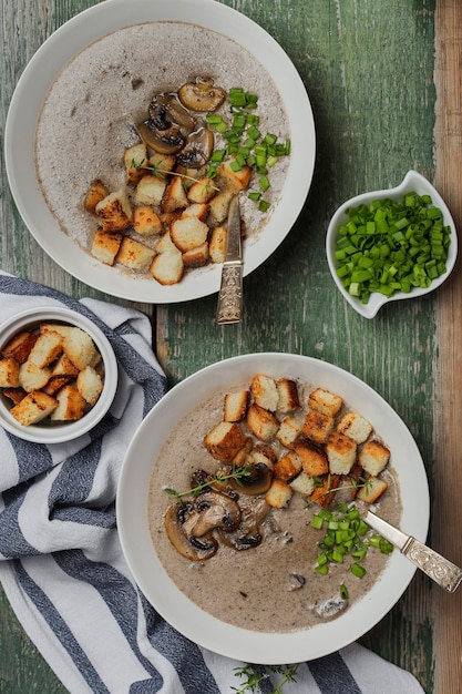 Crème soep met champignons en croutons in witte kom