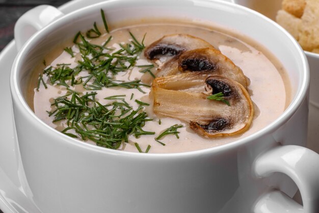 Crème van champignonsoep. Huisgemaakt met hele en gesneden champignons