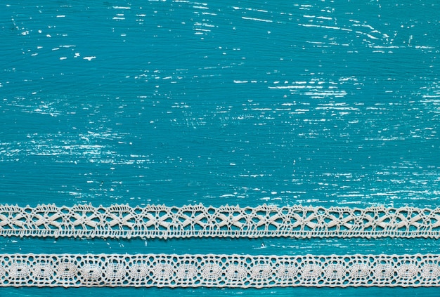 Crème vintage linten op het oude turquoise houten bovenaanzicht