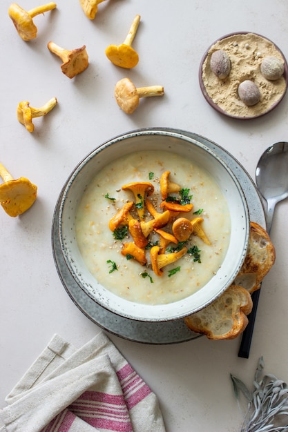 Crèmesoep met champignons cantharellen. Gezond eten. Vegetarisch eten.