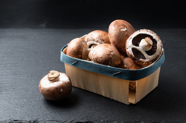 Merce nel carrello cremosa dei funghi marroni