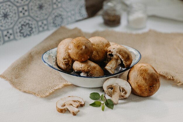 Cremini mushrooms biologisch en gezond voedsel