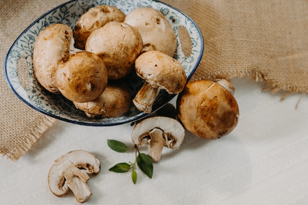 Funghi cremini alimenti biologici e sani