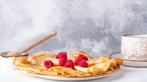 Crepe with raspberries and honey