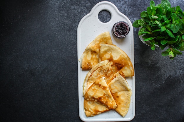 Crepes e marmellata, sfondo di frittelle sottili