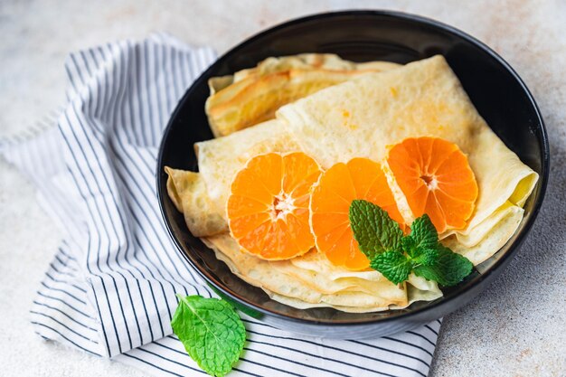 크레페 얇은 팬케이크 감귤류 Shrovetide 휴일 Maslenitsa 달콤한 디저트 아침 식사 팬케이크 건강