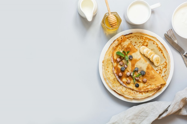 Foto crepes, sottili frittelle russe. vista dall'alto