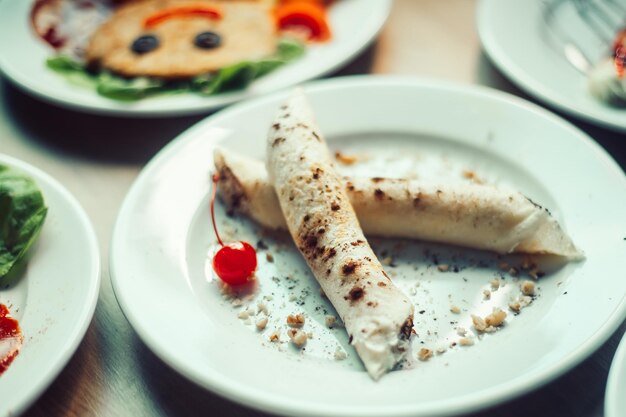 Photo crepes with cottage cheese filling on the table in the cafe