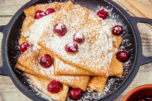 Foto crepes zijn zelfgemaakte pannenkoeken selectieve focus voedsel