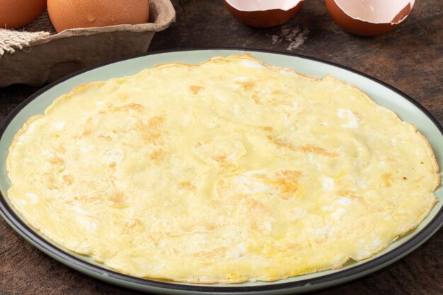 카사바 가루와 계란으로 만든 크레피오카 도우. 건강한 음식.