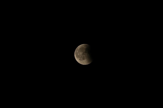 La luna crescente e un cielo scuro