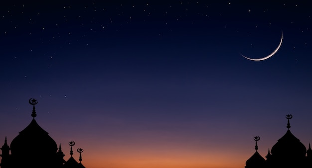 ドームモスクのシルエットの上の紺色の夕暮れの三日月の空