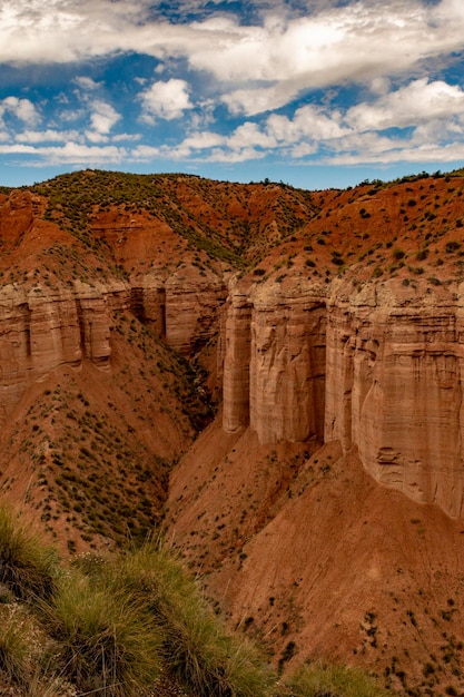 Granada Geopark에 있는 Badland de los Coloraos의 볏과 절벽.