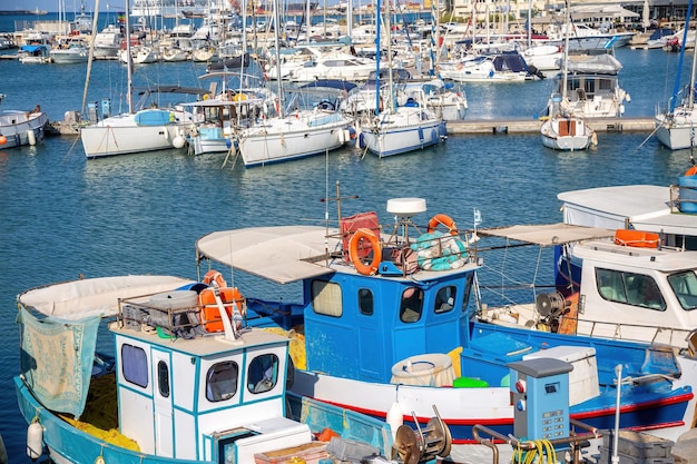 写真 クレタ島 目的地 ギリシャ ヘラクリオンの古い港にマストと漁船を搭載した船