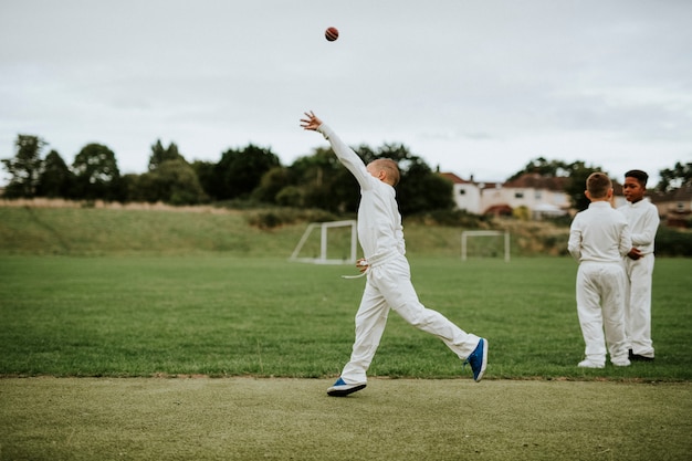 Giocatore di cricket che cattura una palla