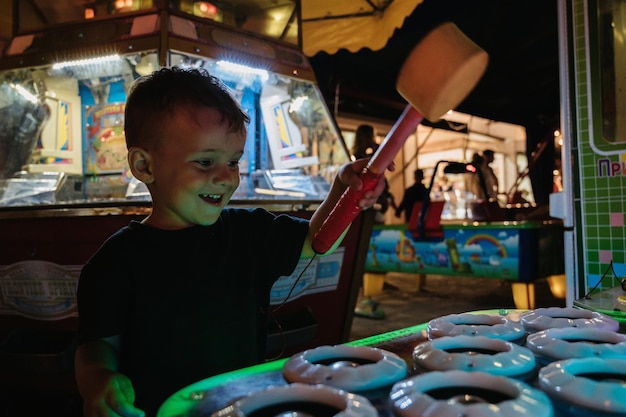 CRIMEA GURZUF SEPTEMBER 022021 Een jongen speelt gokautomaten in het pretpark