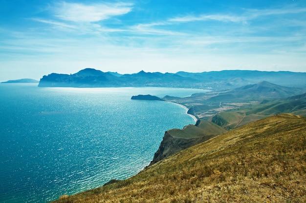 山と海の湾とクリミアの風景