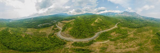 海辺のリゾート都市の山々 のクリミア旅行パノラマ ビュー