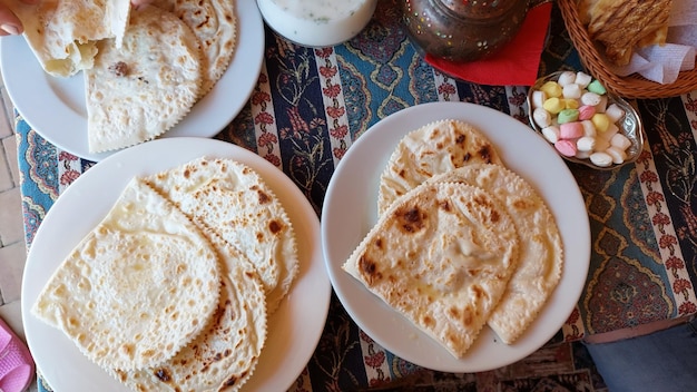 Foto torta nazionale della crimea, panetteria tradizionale della crimea, chef che riempie la pasta in casa con carne e verdure, fatta in casa.