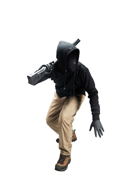 Criminele man in een verborgen masker met het geweer geïsoleerd op witte achtergrond