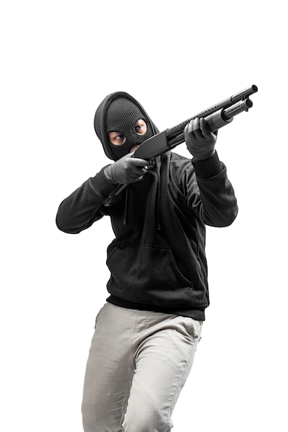 Criminele man in verborgen masker wijzend het jachtgeweer geïsoleerd op witte achtergrond