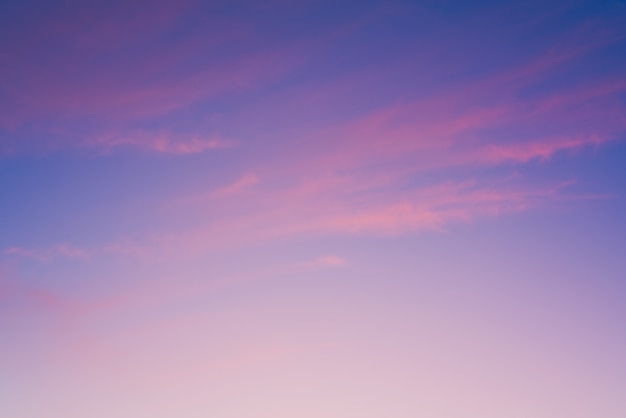 写真 雲と深紅の夕日。