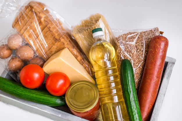 Foto prodotti alimentari di crisi per il periodo di isolamento. consegna di cibo, donazione, quarantena di coronavirus.