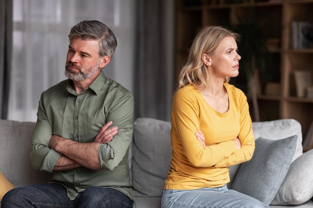 Crisis in relaties Man en vrouw van middelbare leeftijd beledigen na ruzie