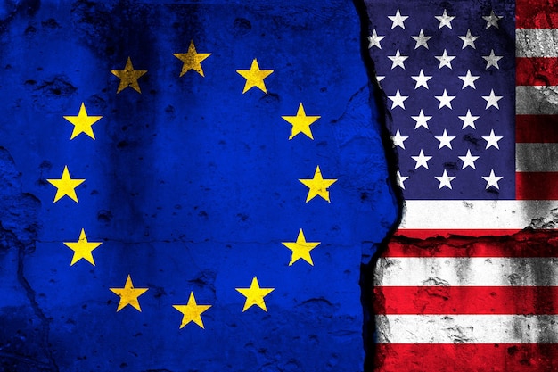 Crisisachtergrond van de Europese Unie en de Verenigde Staten met nationale vlaggen op gebarsten muurfoto
