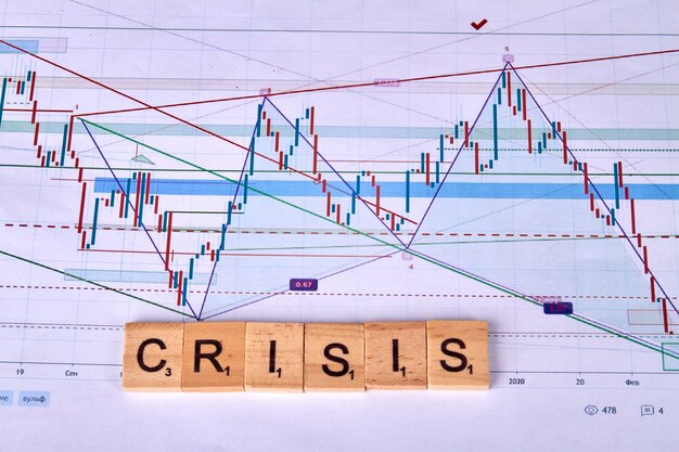 Crisiswoord van houten kubussen en statistische grafieken.