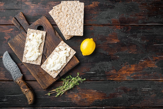 Crisp bread with cream cheese 