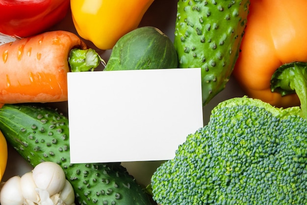 Foto un frizzante foglio bianco in mezzo a una serie di verdure fresche che illustra un vibrante arazzo di nature