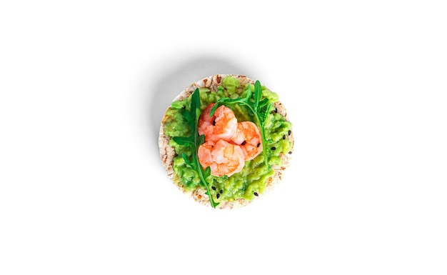 Photo crispbread sandwich with guacamole, shrimps, arugula, cucumber isolated. bruschetta with avocado. healthy breakfast