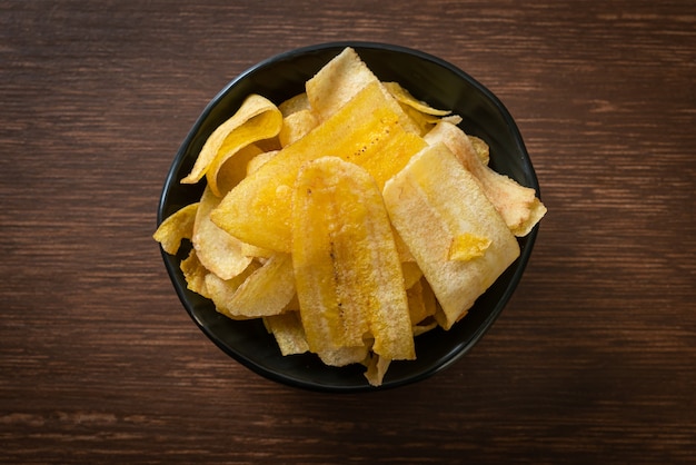Хрустящие банановые чипсы - жареный или запеченный нарезанный банан