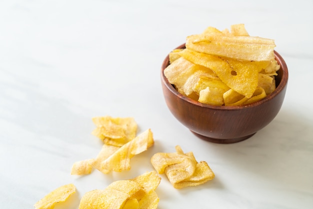 Chips di banana croccante - banana affettata fritta o al forno