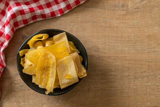 Chips di banana croccanti. banana affettata fritta o al forno