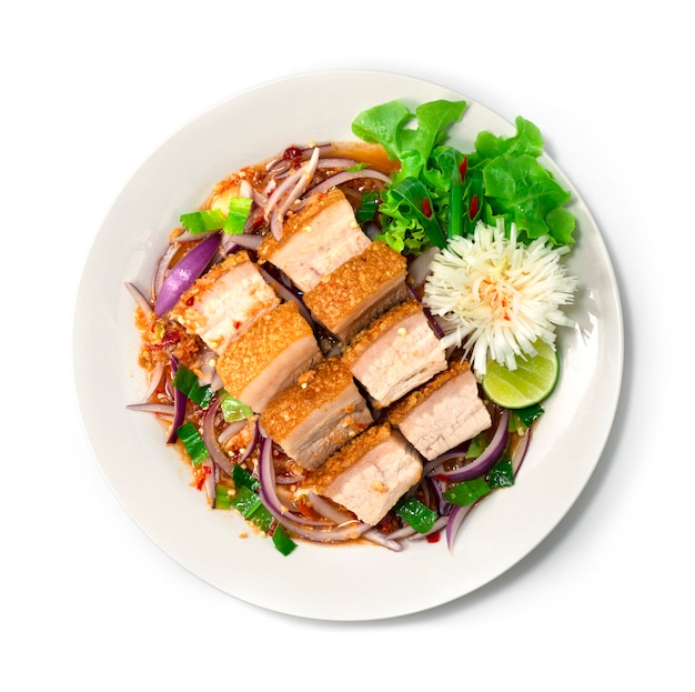 Хрустящий животик из свинины Гонконгский острый салат и красный лук Кисло-сладкая тайская еда Fusion decorate Овощной вид сверху