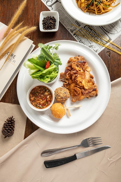 Photo crispy chicken cheese balls in white plate