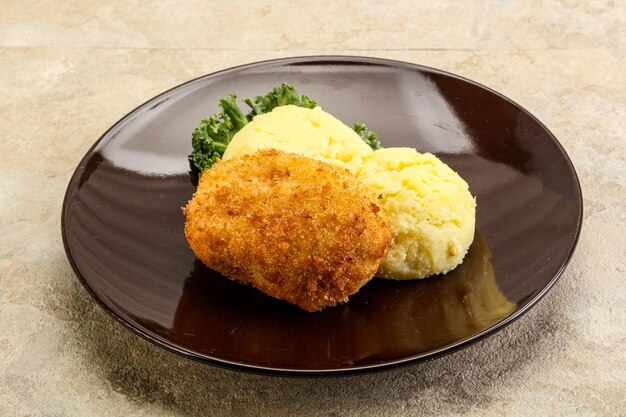 Crispy chicken cutlet with mashed potato