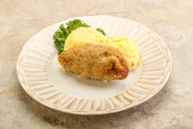 Crispy chicken cutlet with mashed potato