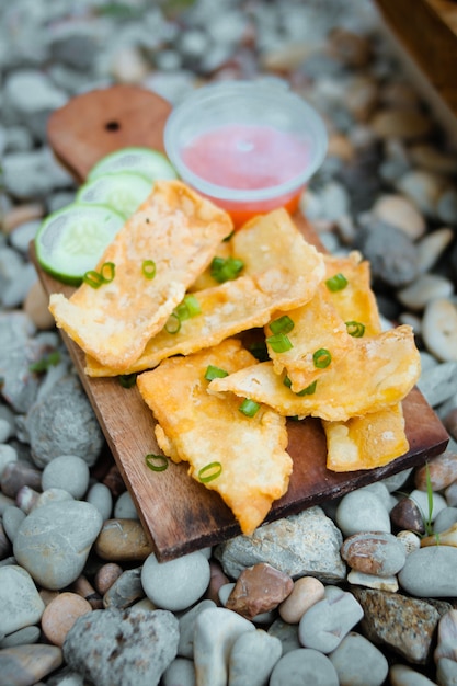 Foto uovo di gallina croccante e tempe con cetriolo e salsa chili