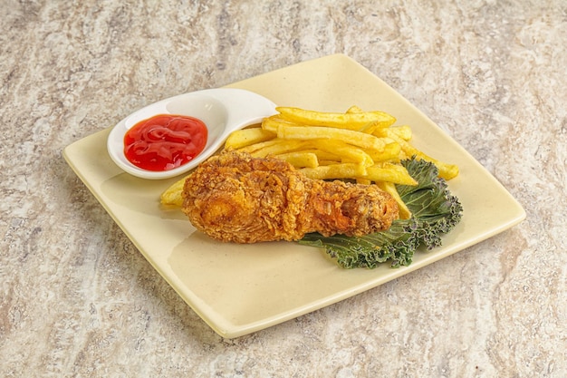 Photo crispy chicken leg with fry potato