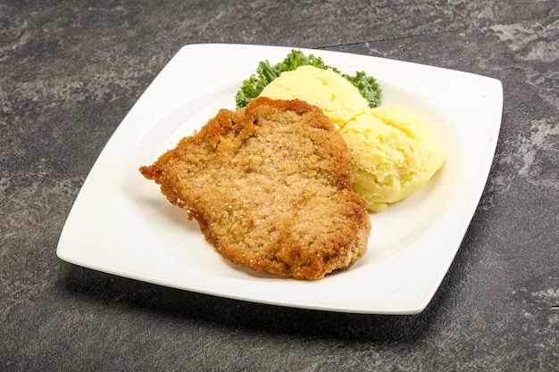 Photo crispy chicken schnitzel with mashed potato
