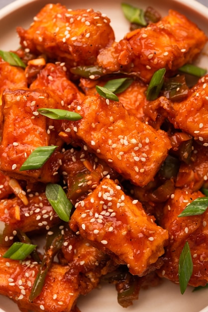 Crispy chili paneer is een Indo-Chinees voorgerecht of voorgerecht gemaakt door gefrituurde kwark in zoetzure en pittige chilisaus te gooien, geserveerd in een bord
