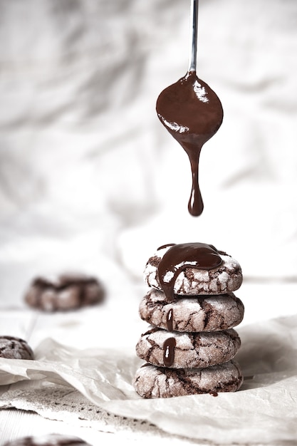 Foto biscotti croccanti al cioccolato su fondo di legno in stile vintage.