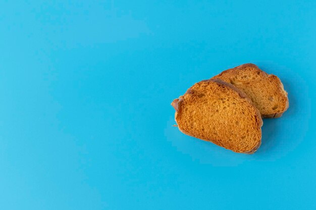 Foto cracker croccante su sfondo blu biscotti al tè salati snack per una dieta sana