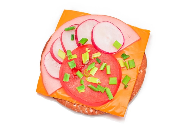 Crispy cracker sandwich met tomaten worst kaas groene uien en radijs geïsoleerd