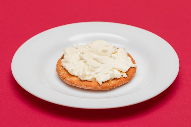 Photo crispy cracker sandwich with cream cheese