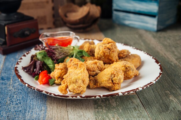 Ali di pollo croccanti fritte con verdure